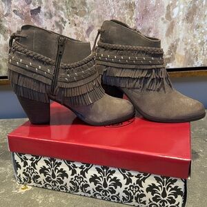 NEW IN BOX Naughty monkey Elegant fringed bootie with a zip closure size 7.5